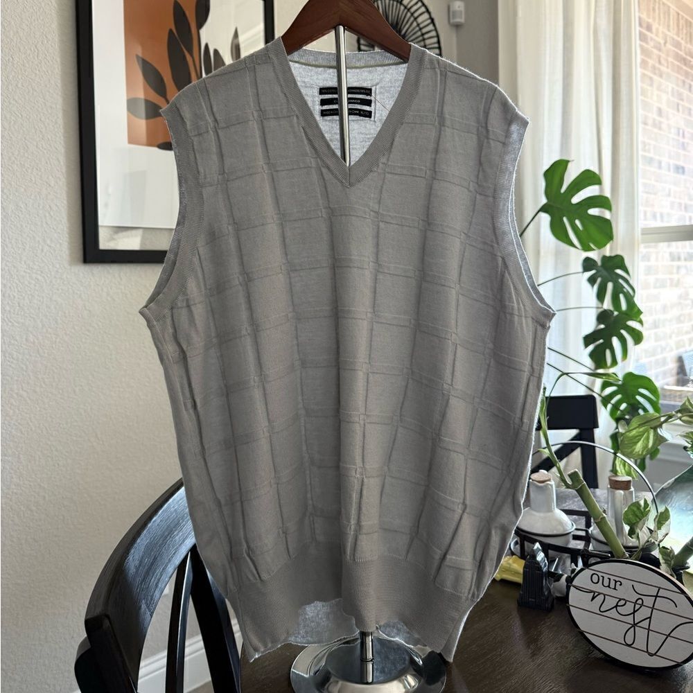 NWOT Club Monaco Sleeveless V Neck Crew Top Cashmere Silk XL Squares